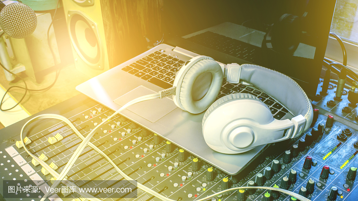 在錄音室監(jiān)聽耳機(jī)。