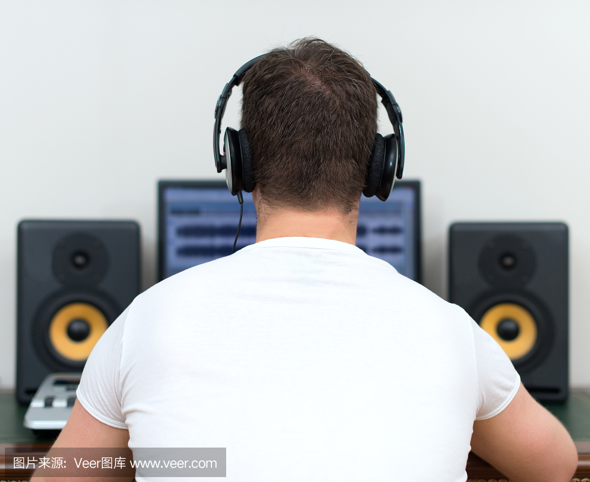 錄音室男錄音師。后視圖。